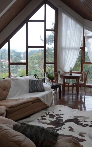 Casa de condomínio à venda com 585m², 5 quartos e 3 vagas Casa de condomínio à venda com 585m², 5 quartos e 3 vagasSala intima - Piso superior