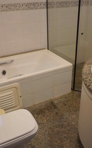 Casa de condomínio à venda com 585m², 5 quartos e 3 vagas Casa de condomínio à venda com 585m², 5 quartos e 3 vagasBanheiro - Piso superior