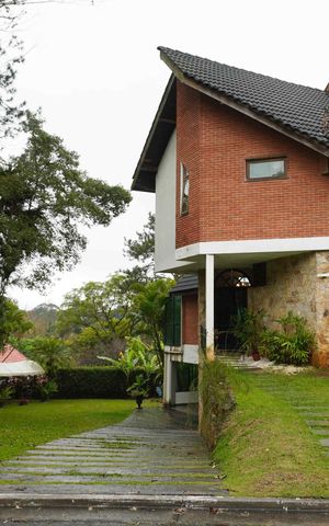 Casa de condomínio à venda com 585m², 5 quartos e 3 vagas Casa de condomínio à venda com 585m², 5 quartos e 3 vagasFachada