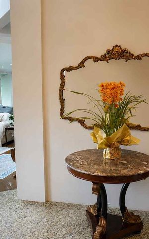 Casa de condomínio à venda com 585m², 5 quartos e 3 vagas Casa de condomínio à venda com 585m², 5 quartos e 3 vagasHall