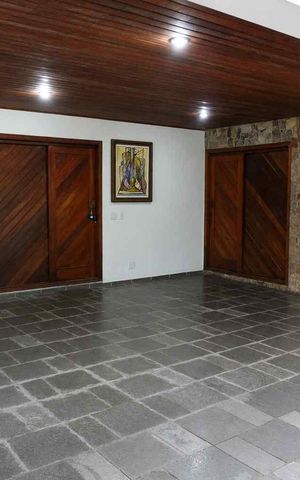 Casa de condomínio à venda com 585m², 5 quartos e 3 vagas Casa de condomínio à venda com 585m², 5 quartos e 3 vagasGaragem