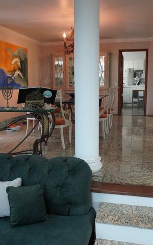 Casa de condomínio à venda com 585m², 5 quartos e 3 vagas Casa de condomínio à venda com 585m², 5 quartos e 3 vagasSala íntima
