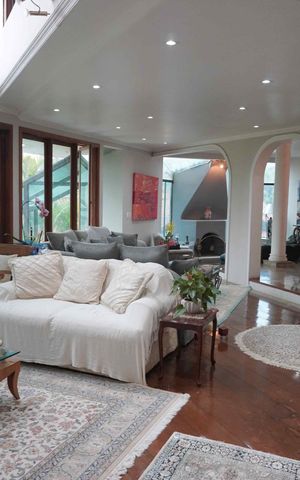 Casa de condomínio à venda com 585m², 5 quartos e 3 vagas Casa de condomínio à venda com 585m², 5 quartos e 3 vagasSala de estar