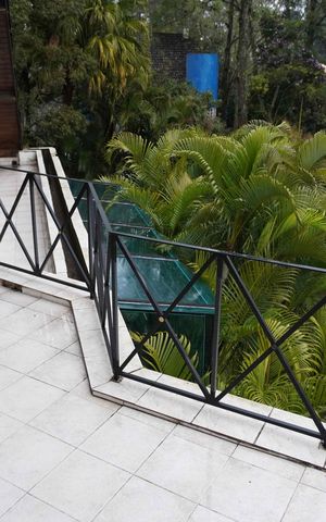 Casa de condomínio à venda com 585m², 5 quartos e 3 vagas Casa de condomínio à venda com 585m², 5 quartos e 3 vagasVaranda - suite Principal