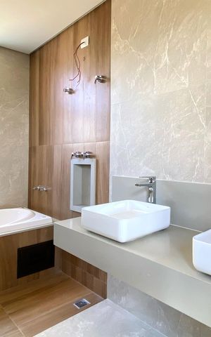 Apartamento à venda com 227m², 3 quartos e 2 vagas Apartamento à venda com 227m², 3 quartos e 2 vagasBanheiro da Suíte 1