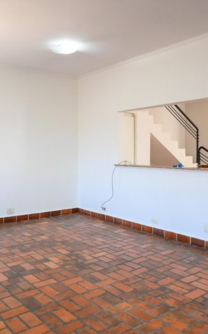 Casa à venda com 220m², 3 quartos e 2 vagas Casa à venda com 220m², 3 quartos e 2 vagasSala