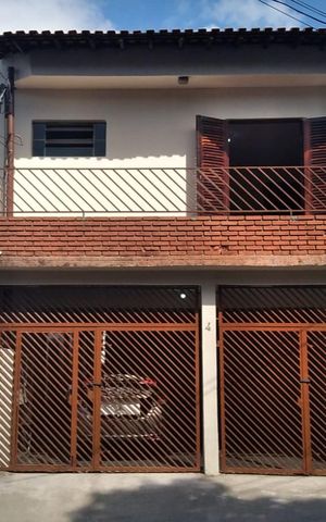 Casa à venda com 260m², 3 quartos e 1 vaga Casa à venda com 260m², 3 quartos e 1 vagaFachada