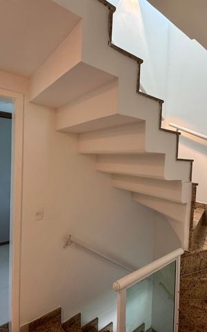 Casa à venda com 151m², 3 quartos e 2 vagas Casa à venda com 151m², 3 quartos e 2 vagasEscada