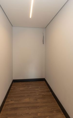 Casa de condomínio à venda com 560m², 5 quartos e 8 vagas Casa de condomínio à venda com 560m², 5 quartos e 8 vagasCloset da Suíte 4