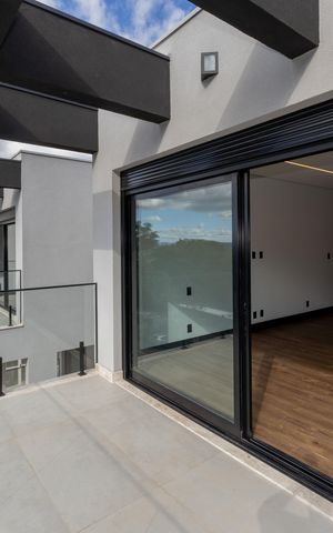 Casa de condomínio à venda com 560m², 5 quartos e 8 vagas Casa de condomínio à venda com 560m², 5 quartos e 8 vagasVaranda da Suíte 4