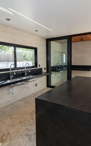 Casa de condomínio à venda com 560m², 5 quartos e 8 vagas Casa de condomínio à venda com 560m², 5 quartos e 8 vagasCozinha
