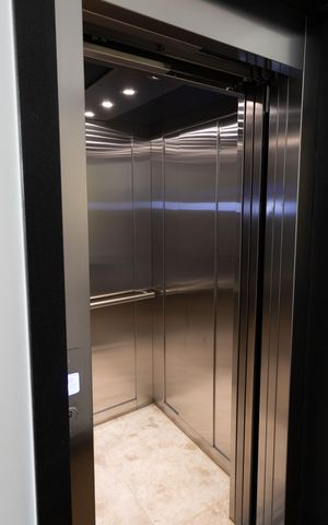 Casa de condomínio à venda com 560m², 5 quartos e 8 vagas Casa de condomínio à venda com 560m², 5 quartos e 8 vagasElevador