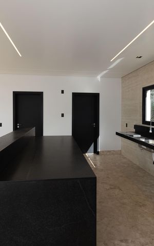 Casa de condomínio à venda com 560m², 5 quartos e 8 vagas Casa de condomínio à venda com 560m², 5 quartos e 8 vagasCozinha