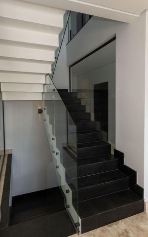 Casa de condomínio à venda com 560m², 5 quartos e 8 vagas Casa de condomínio à venda com 560m², 5 quartos e 8 vagasEscada