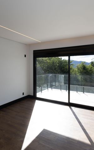Casa de condomínio à venda com 560m², 5 quartos e 8 vagas Casa de condomínio à venda com 560m², 5 quartos e 8 vagasSuíte 3