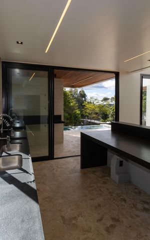 Casa de condomínio à venda com 560m², 5 quartos e 8 vagas Casa de condomínio à venda com 560m², 5 quartos e 8 vagasCozinha
