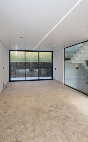 Casa de condomínio à venda com 560m², 5 quartos e 8 vagas Casa de condomínio à venda com 560m², 5 quartos e 8 vagasSala 2