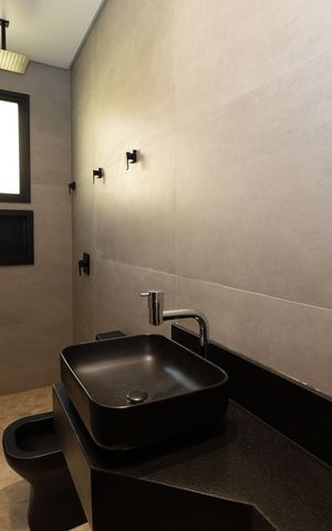 Casa de condomínio à venda com 560m², 5 quartos e 8 vagas Casa de condomínio à venda com 560m², 5 quartos e 8 vagasBanheiro da Suíte 1