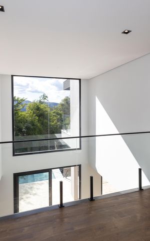 Casa de condomínio à venda com 560m², 5 quartos e 8 vagas Casa de condomínio à venda com 560m², 5 quartos e 8 vagasCorredor