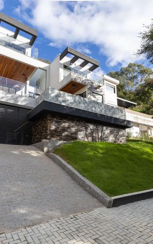 Casa de condomínio à venda com 560m², 5 quartos e 8 vagas Casa de condomínio à venda com 560m², 5 quartos e 8 vagasFachada