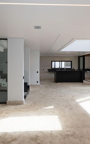 Casa de condomínio à venda com 560m², 5 quartos e 8 vagas Casa de condomínio à venda com 560m², 5 quartos e 8 vagasSala 1
