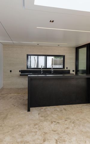 Casa de condomínio à venda com 560m², 5 quartos e 8 vagas Casa de condomínio à venda com 560m², 5 quartos e 8 vagasCozinha