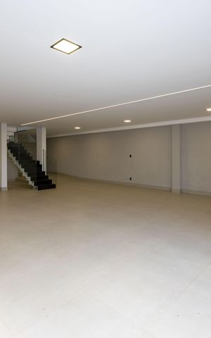 Casa de condomínio à venda com 560m², 5 quartos e 8 vagas Casa de condomínio à venda com 560m², 5 quartos e 8 vagasGaragem