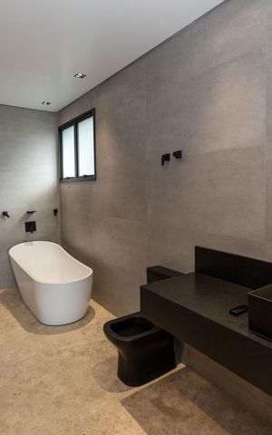 Casa de condomínio à venda com 560m², 5 quartos e 8 vagas Casa de condomínio à venda com 560m², 5 quartos e 8 vagasBanheiro da Suíte 4