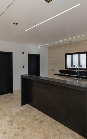 Casa de condomínio à venda com 560m², 5 quartos e 8 vagas Casa de condomínio à venda com 560m², 5 quartos e 8 vagasCozinha