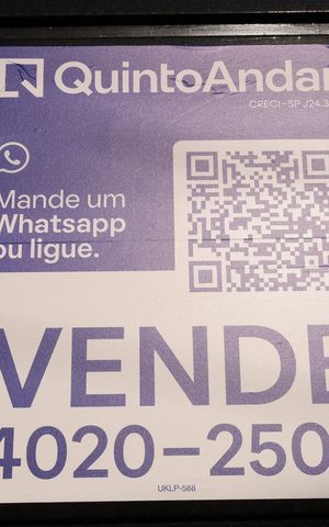 Casa à venda com 135m², 3 quartos e 2 vagasPlaca grande instalada no portão do imóvel no dia 18.06.2026 - Código UKLP-588