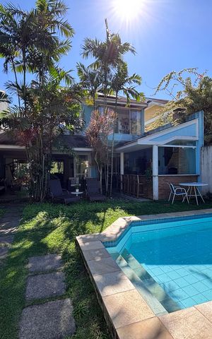 Casa de condomínio à venda com 210m², 5 quartos e 4 vagas Casa de condomínio à venda com 210m², 5 quartos e 4 vagasÁrea externa