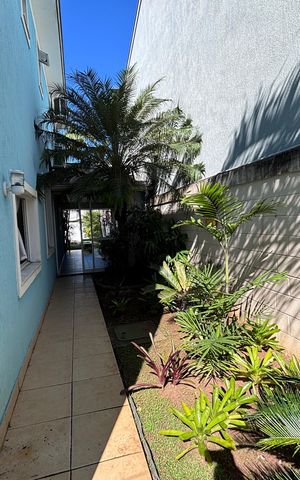 Casa de condomínio à venda com 210m², 5 quartos e 4 vagas Casa de condomínio à venda com 210m², 5 quartos e 4 vagasÁrea externa