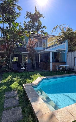 Casa de condomínio à venda com 210m², 5 quartos e 4 vagas Casa de condomínio à venda com 210m², 5 quartos e 4 vagasÁrea externa