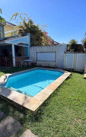Casa de condomínio à venda com 210m², 5 quartos e 4 vagas Casa de condomínio à venda com 210m², 5 quartos e 4 vagasÁrea externa