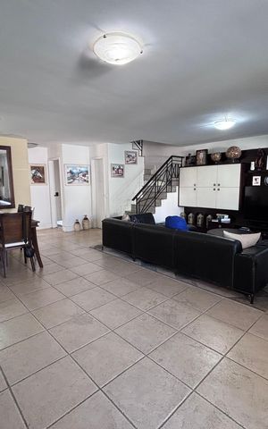 Casa de condomínio à venda com 210m², 5 quartos e 4 vagas Casa de condomínio à venda com 210m², 5 quartos e 4 vagasSala