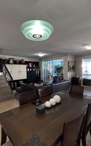 Casa de condomínio à venda com 210m², 5 quartos e 4 vagas Casa de condomínio à venda com 210m², 5 quartos e 4 vagasSala