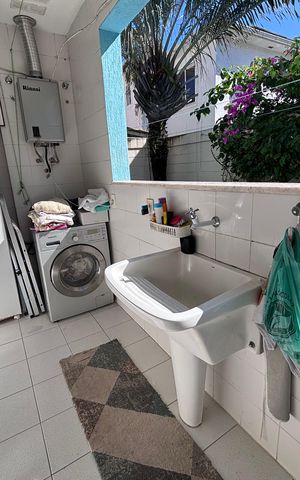 Casa de condomínio à venda com 210m², 5 quartos e 4 vagas Casa de condomínio à venda com 210m², 5 quartos e 4 vagasÁrea de Serviço