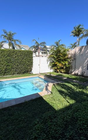 Casa de condomínio à venda com 210m², 5 quartos e 4 vagas Casa de condomínio à venda com 210m², 5 quartos e 4 vagasÁrea externa