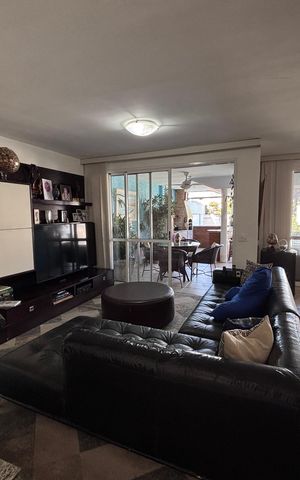 Casa de condomínio à venda com 210m², 5 quartos e 4 vagas Casa de condomínio à venda com 210m², 5 quartos e 4 vagasSala