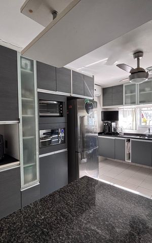 Casa de condomínio à venda com 210m², 5 quartos e 4 vagas Casa de condomínio à venda com 210m², 5 quartos e 4 vagasCozinha