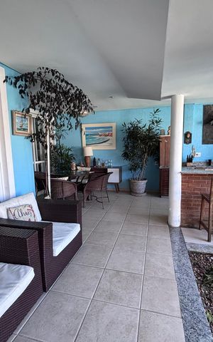 Casa de condomínio à venda com 210m², 5 quartos e 4 vagas Casa de condomínio à venda com 210m², 5 quartos e 4 vagasÁrea externa