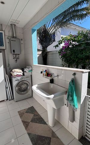 Casa de condomínio à venda com 210m², 5 quartos e 4 vagas Casa de condomínio à venda com 210m², 5 quartos e 4 vagasÁrea de Serviço