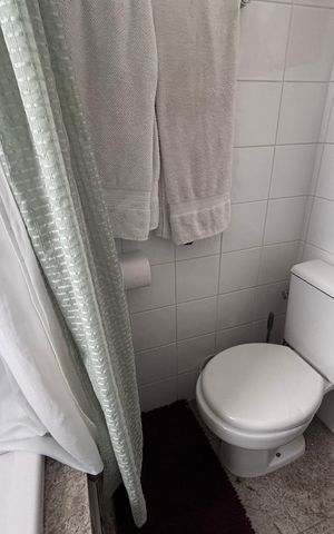 Casa de condomínio à venda com 210m², 5 quartos e 4 vagas Casa de condomínio à venda com 210m², 5 quartos e 4 vagasBanheiro do Quarto 1