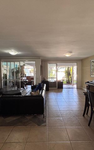 Casa de condomínio à venda com 210m², 5 quartos e 4 vagas Casa de condomínio à venda com 210m², 5 quartos e 4 vagasSala