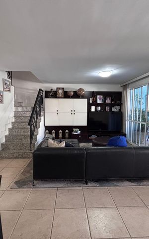 Casa de condomínio à venda com 210m², 5 quartos e 4 vagas Casa de condomínio à venda com 210m², 5 quartos e 4 vagasSala