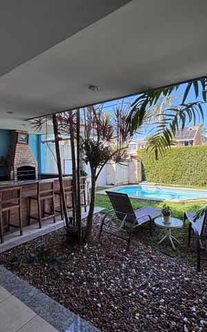 Casa de condomínio à venda com 210m², 5 quartos e 4 vagas Casa de condomínio à venda com 210m², 5 quartos e 4 vagasÁrea externa