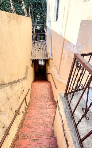 Casa à venda com 50m², 2 quartos e sem vaga Casa à venda com 50m², 2 quartos e sem vagaEscada