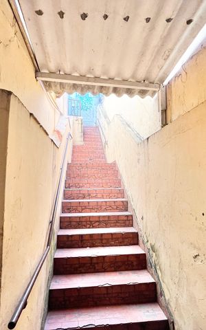 Casa à venda com 50m², 2 quartos e sem vaga Casa à venda com 50m², 2 quartos e sem vagaEscada