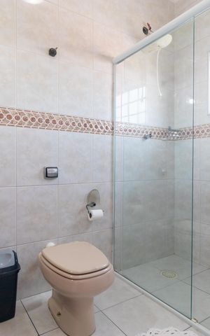 Casa à venda com 237m², 3 quartos e 6 vagas Casa à venda com 237m², 3 quartos e 6 vagasBanheiro da Suíte