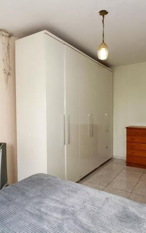 Apartamento à venda com 98m², 3 quartos e 1 vaga Apartamento à venda com 98m², 3 quartos e 1 vagaQuarto com cama, armários e ar condicionado, com um aspecto simples e limpo.